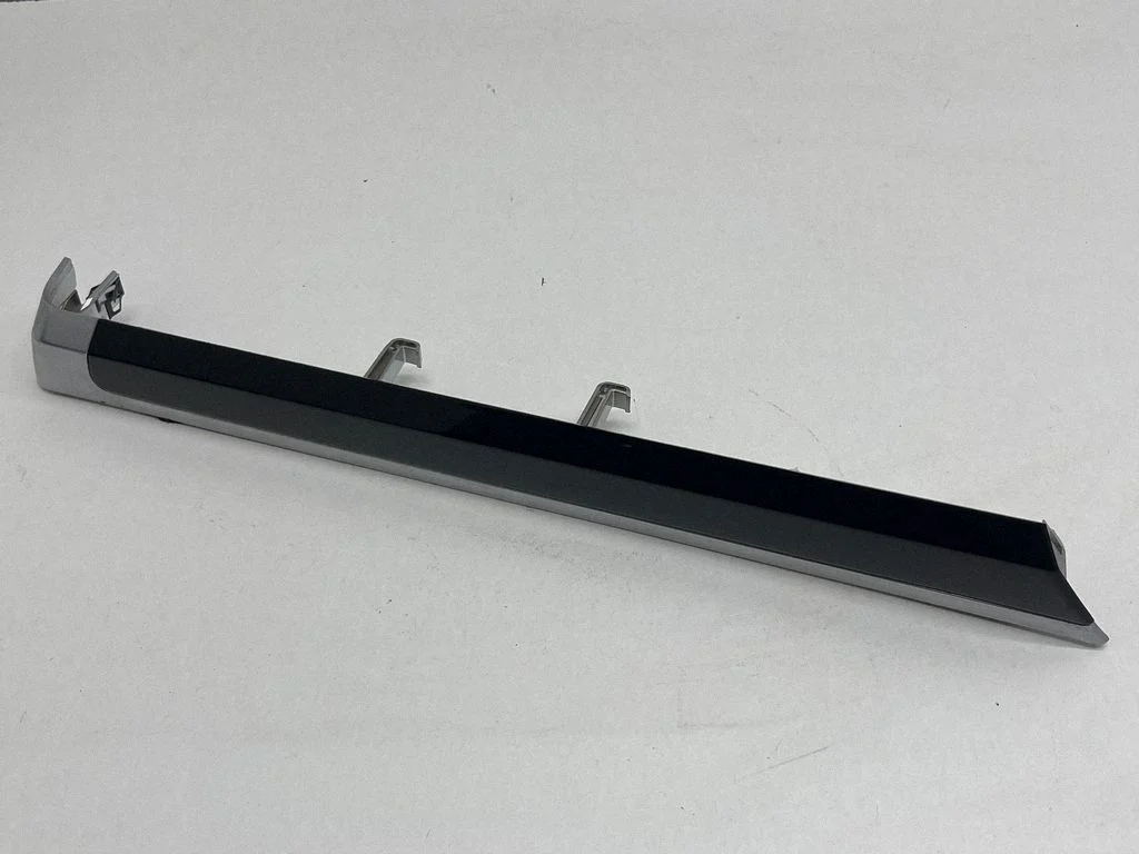 Dashboard glove box trim 7P5867410