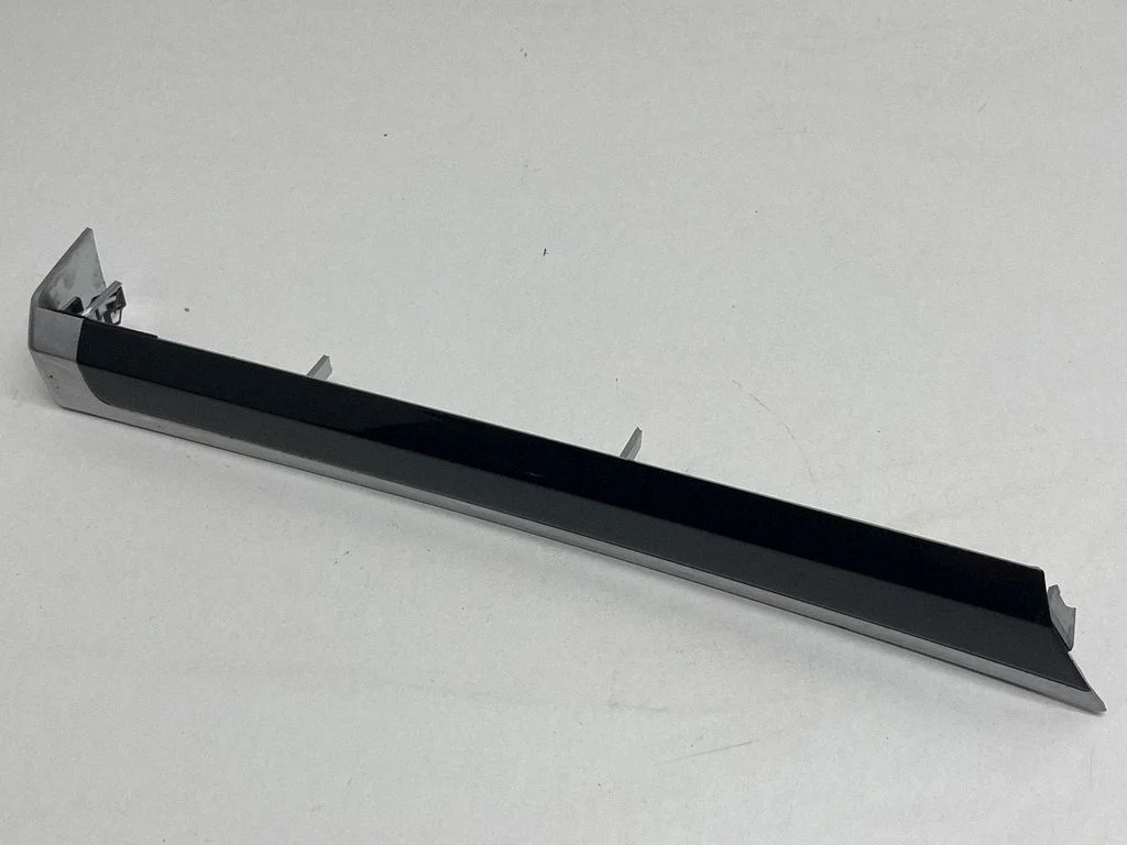 Dashboard glove box trim 7P5867420