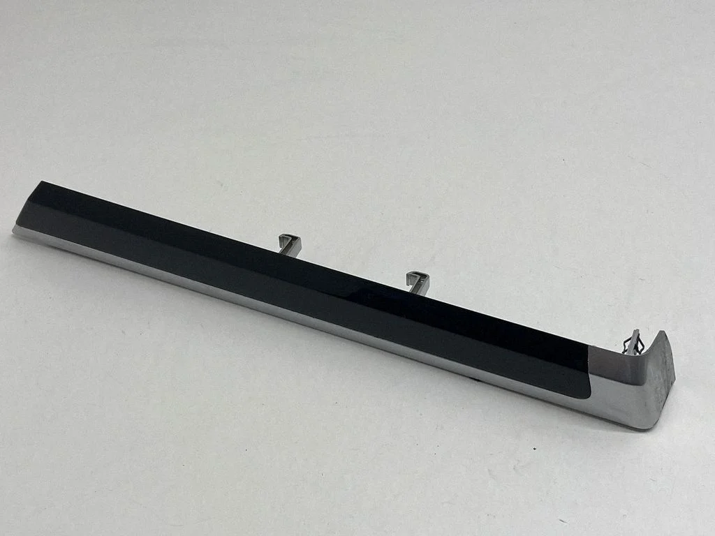 Front door trim bar 7P5867409
