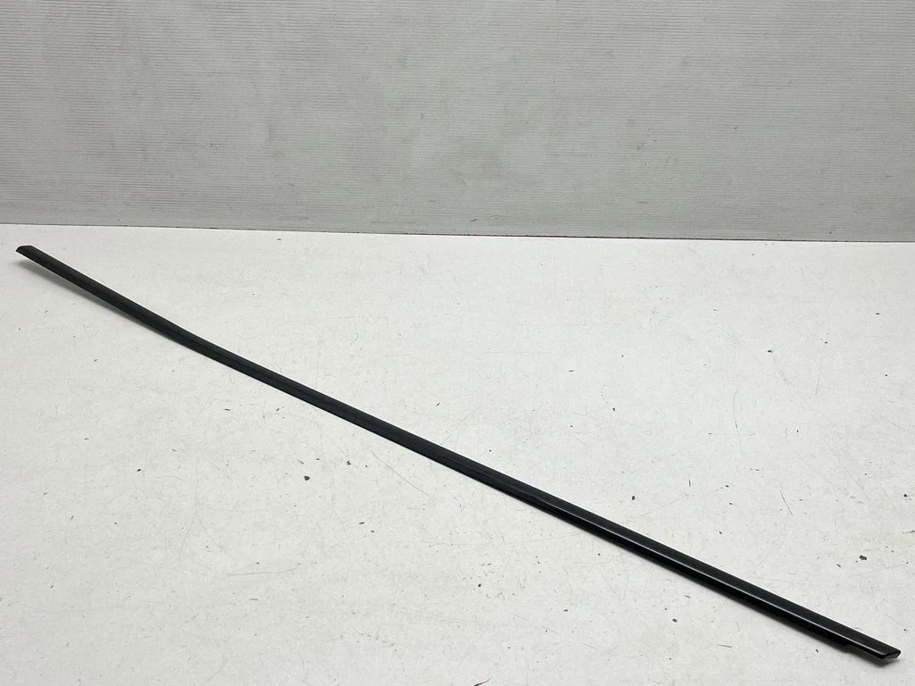 Front door trim bar – front left