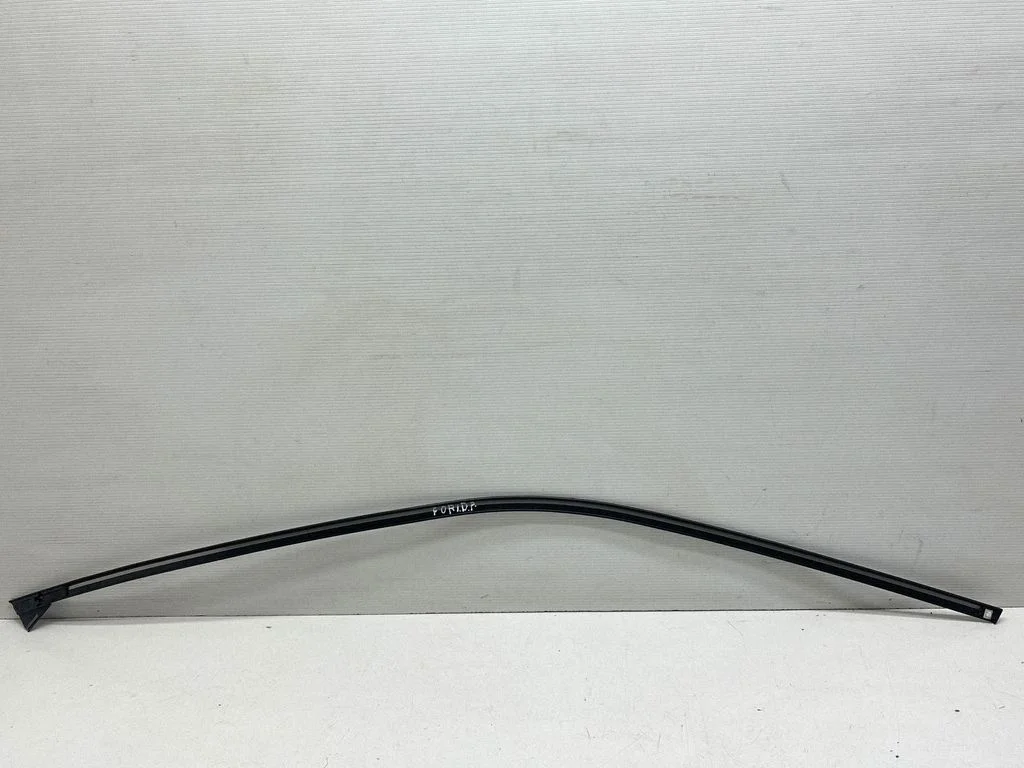 Front door trim bar – front right
