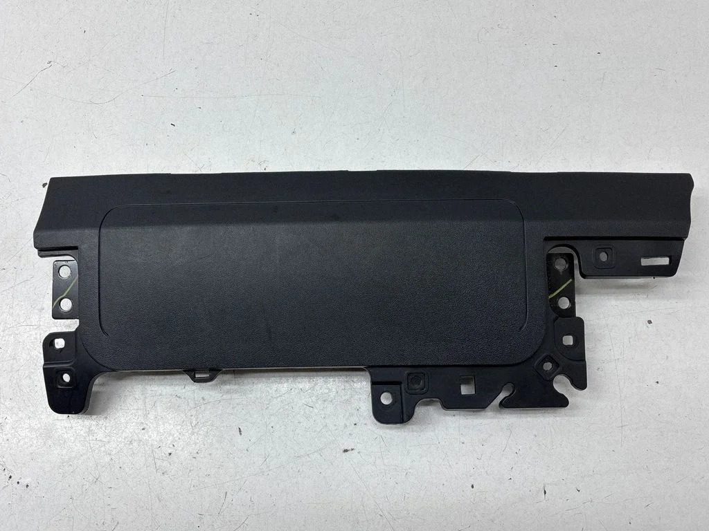 Knee airbag – Tesla Model Y (2020-)