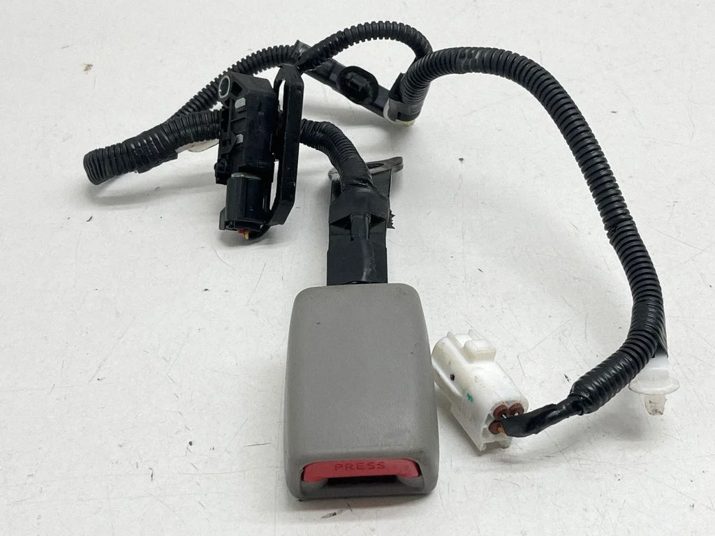 Front seatbelt buckle C13841540 – Toyota Highlander XU50 (2013-2019)