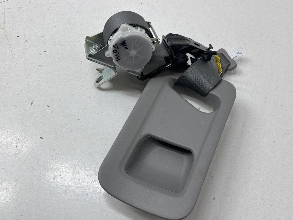 Middle seatbelt (rear) A2752B – Toyota Highlander XU50 (2013-2019)