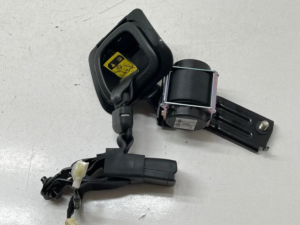 Middle seatbelt (rear) 64681sl000