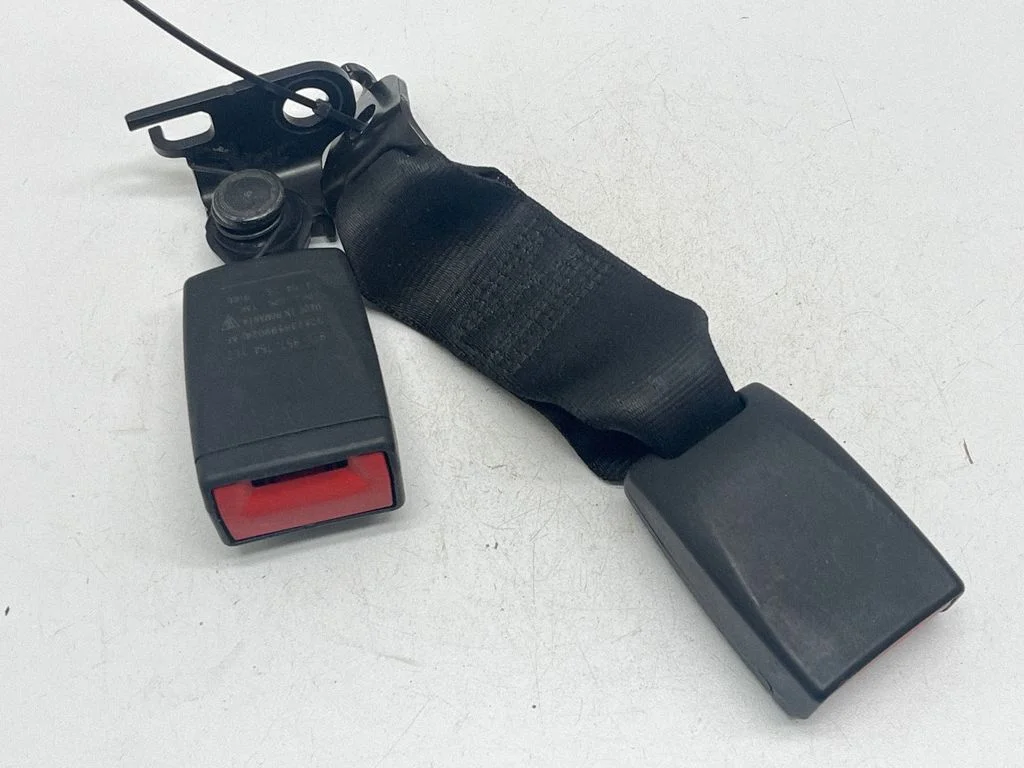 Middle seatbelt buckle (rear) 95B857754