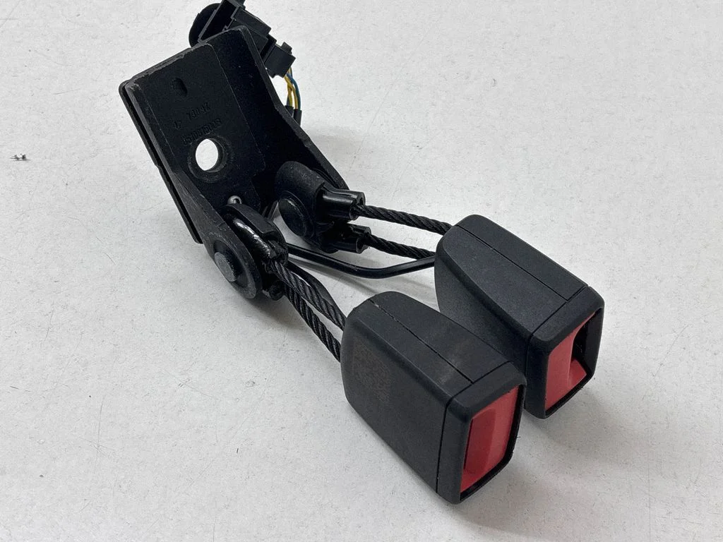 Middle seatbelt buckle (rear) 11A857739