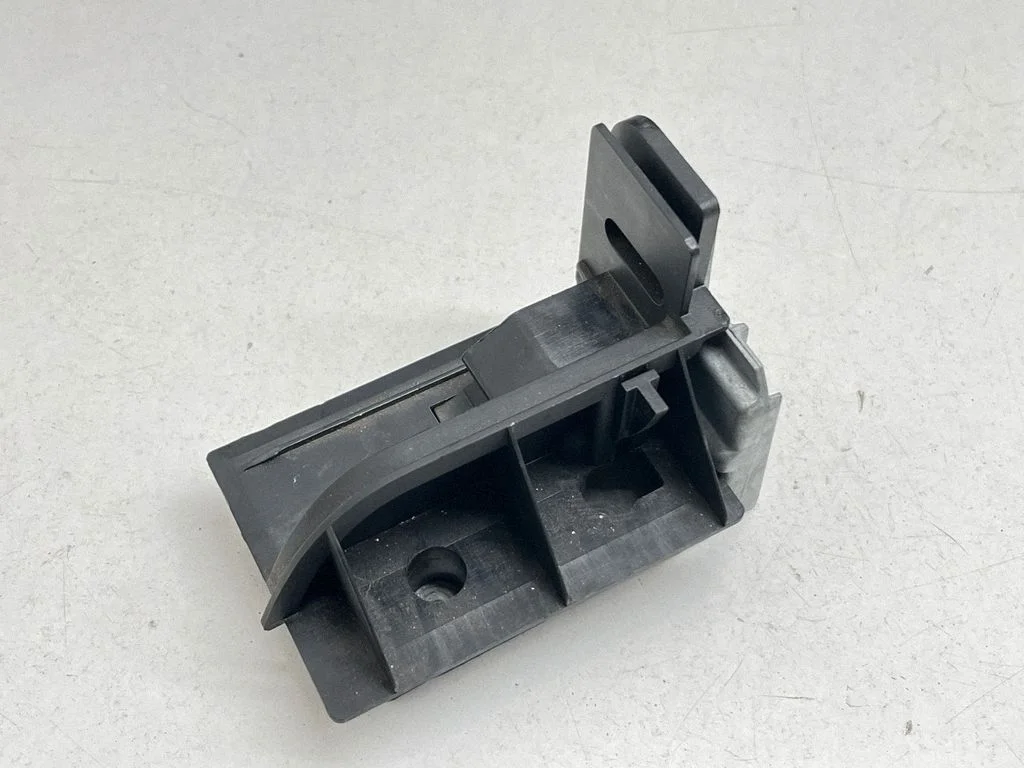Parcel shelf load cover mount bracket – rear right