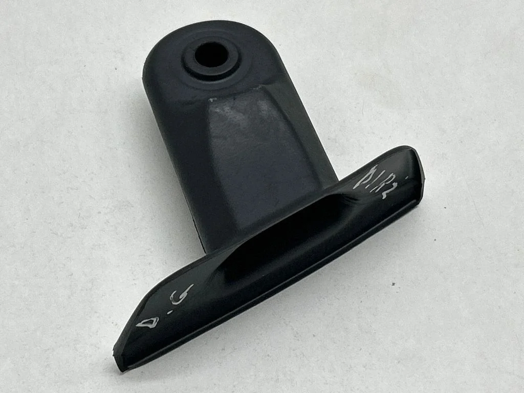 Seat belt trim – rear right