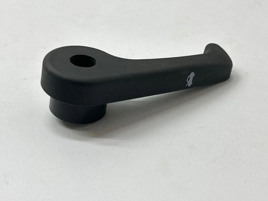 Engine bonnet (hood) release handle 811812B000