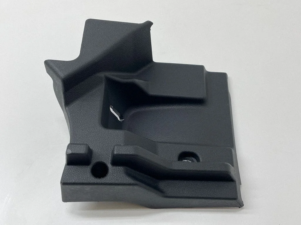 Tagaistme külgkate (alumine) 2GM858831