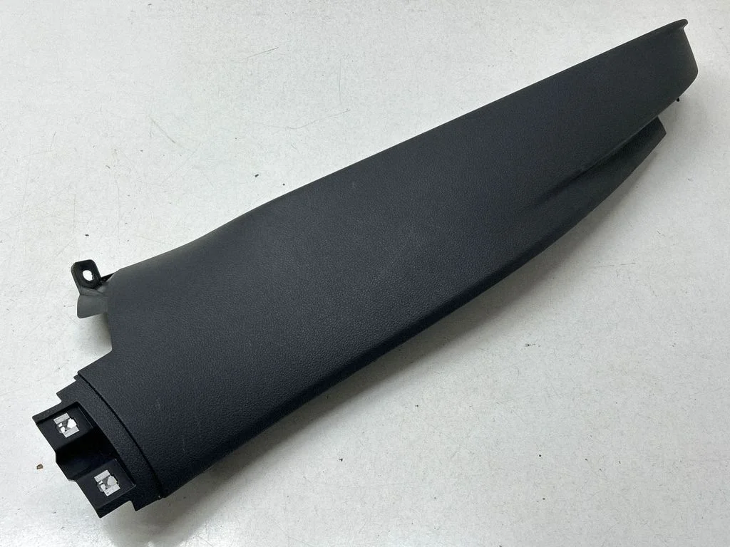 Sānu apdare pie aizmugurējā sēdekļa (augšā) 5G9867765