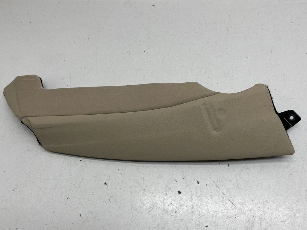 Boczna osłona przy kanapie tylnej (dolna) 8W085704