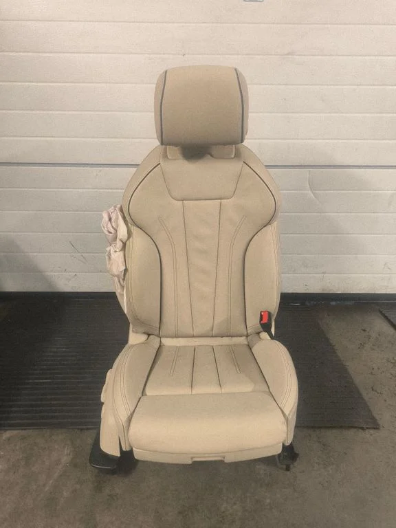 Fotel pasażera przedni 8W0881361