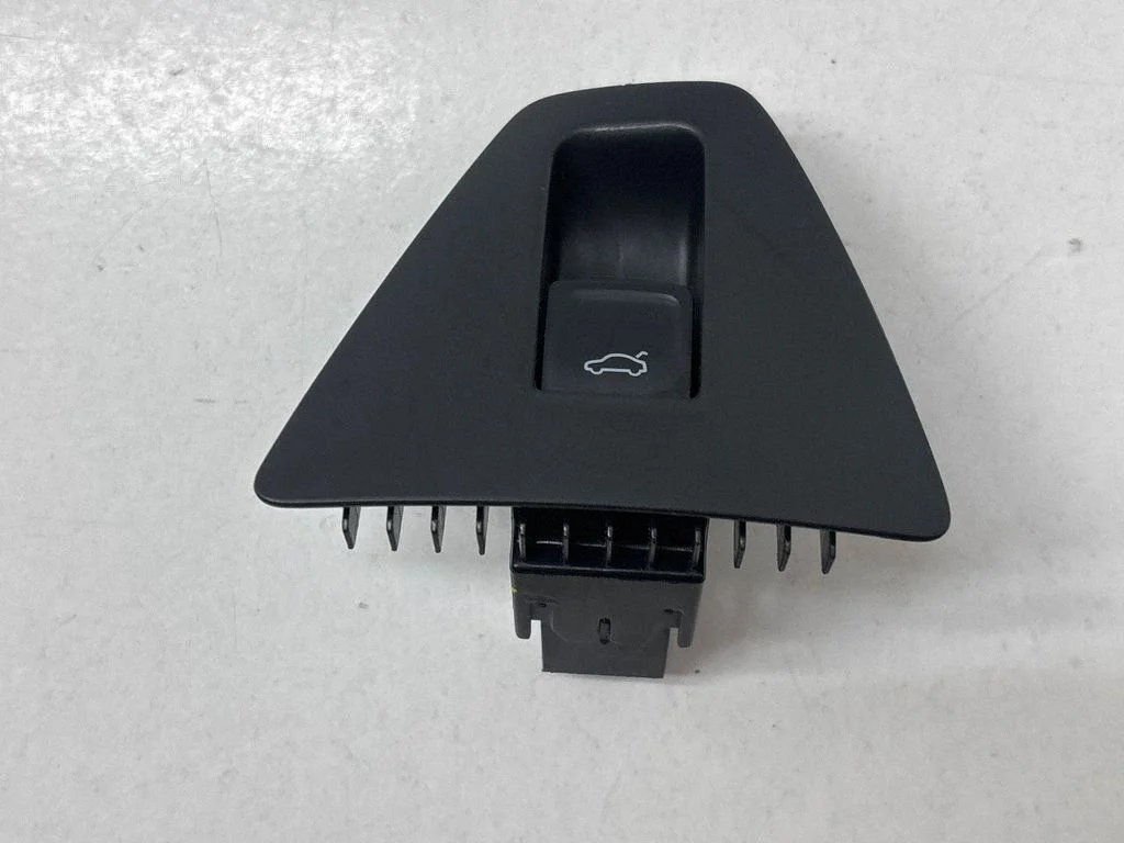 Tailgate/boot open switch button 17B867375