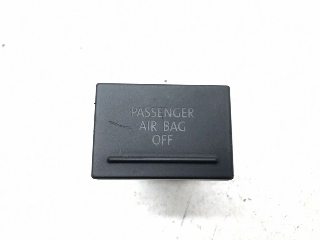 Passenger airbag on/off switch – Volkswagen Touareg I (2002-2010)