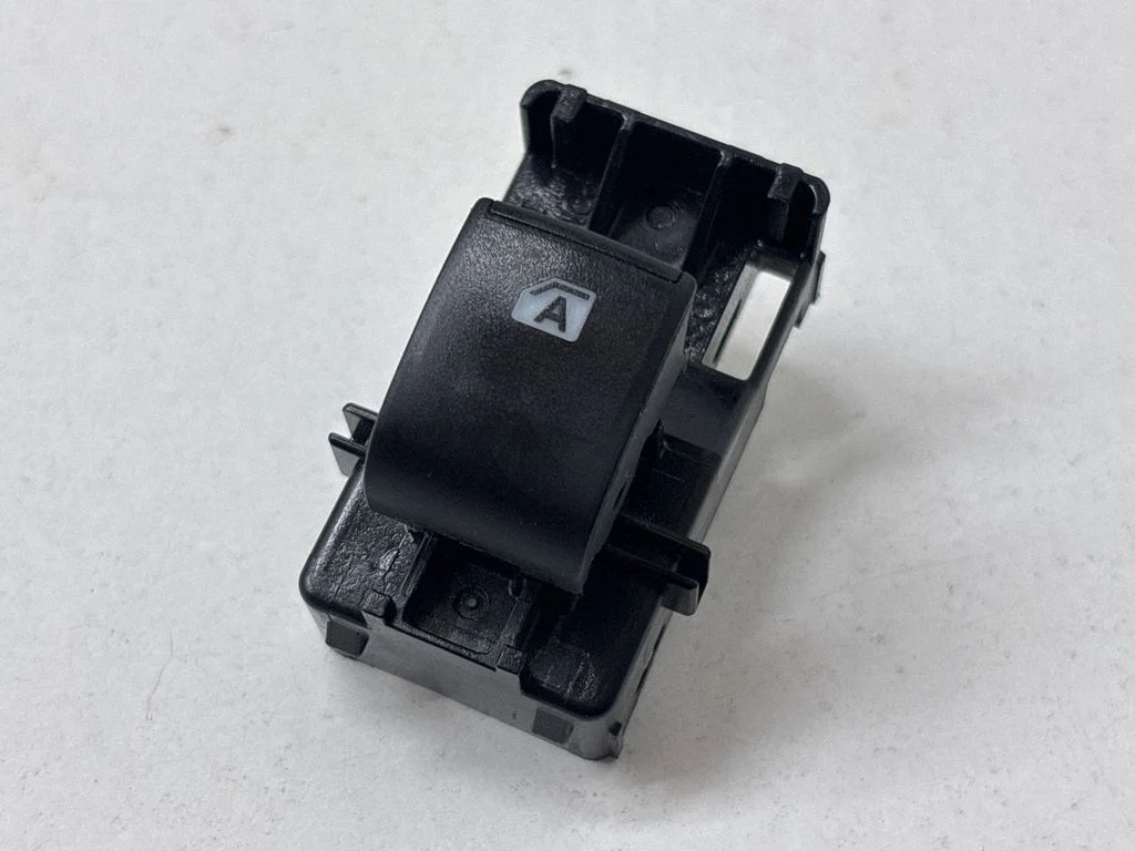 Electric window control switch 1040W76