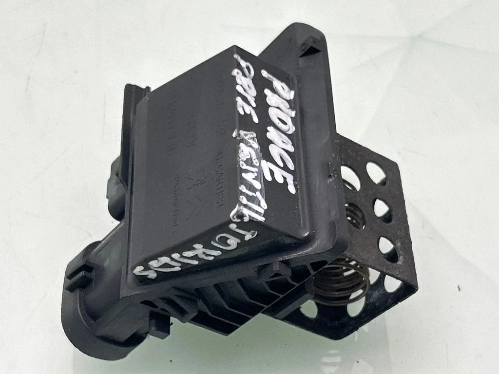 Coolant fan relay 9673999980
