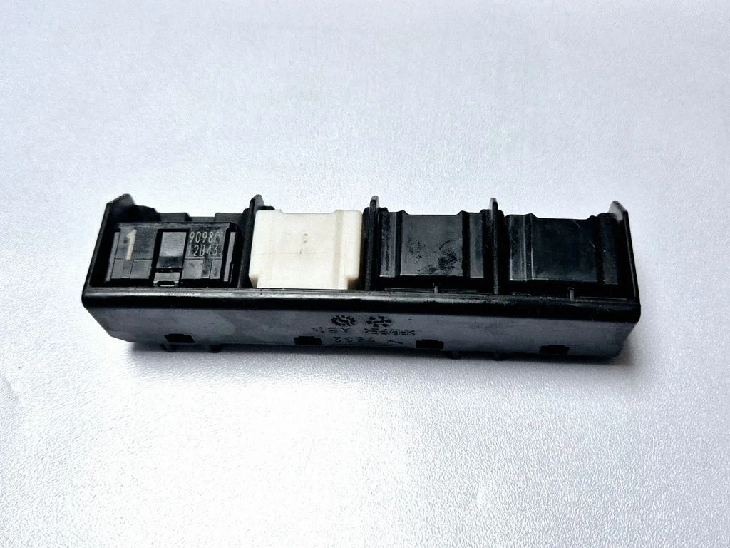 Other relay 9098012B43