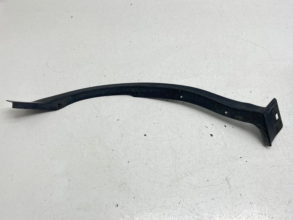 Rear arch trim – rear right