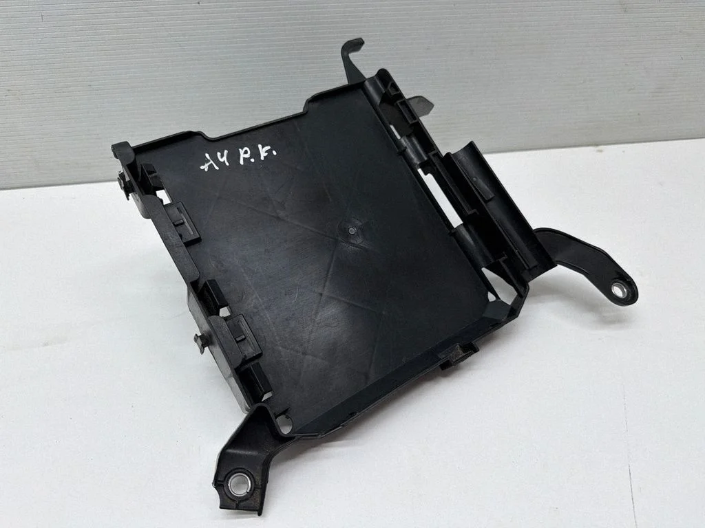 Muu mootoriruumi osa 8W0907647A