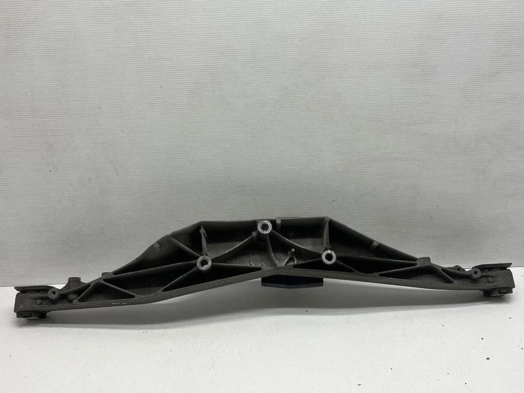 Rear differential/diff mount bracket 6868778