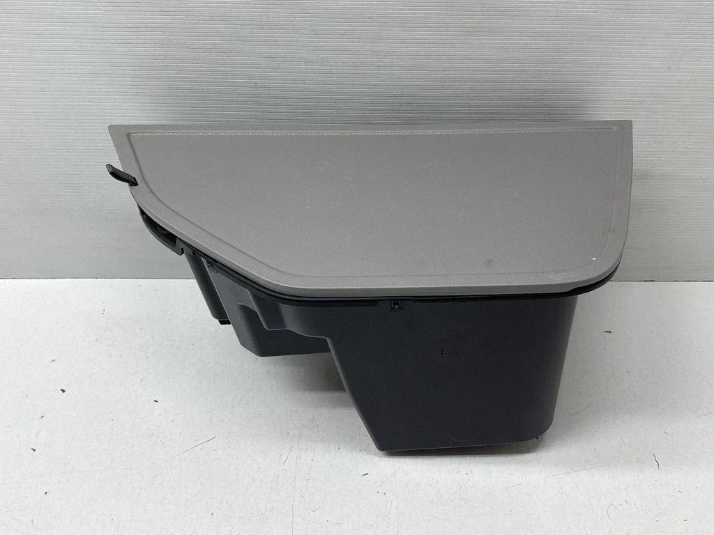 Glove box in trunk 647420E030