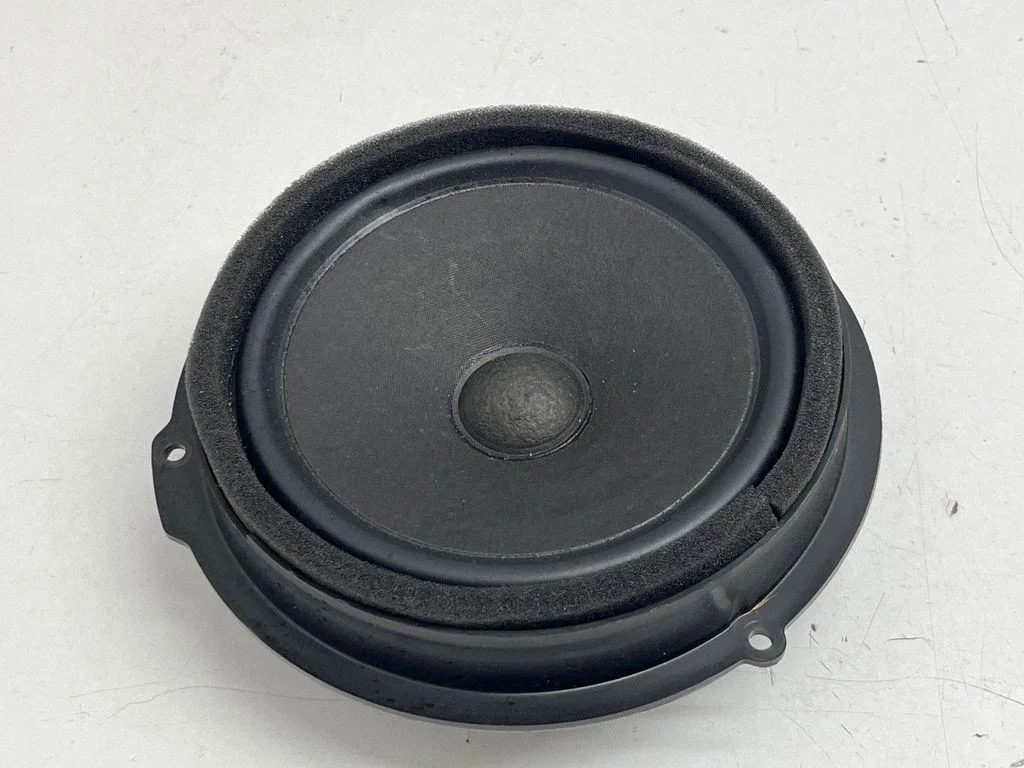 Skaļrunis (-ņi) priekšējās durvīs ET4T18808DA