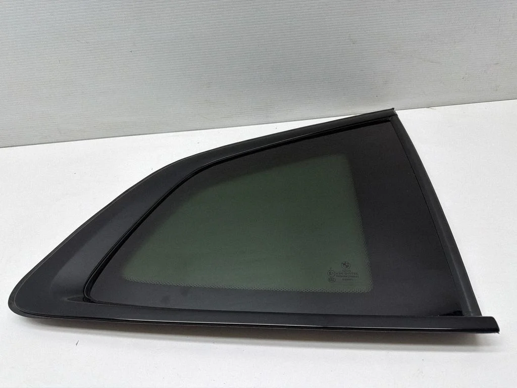 Aizmugurējais sāna virsbūves stikls 43R011795