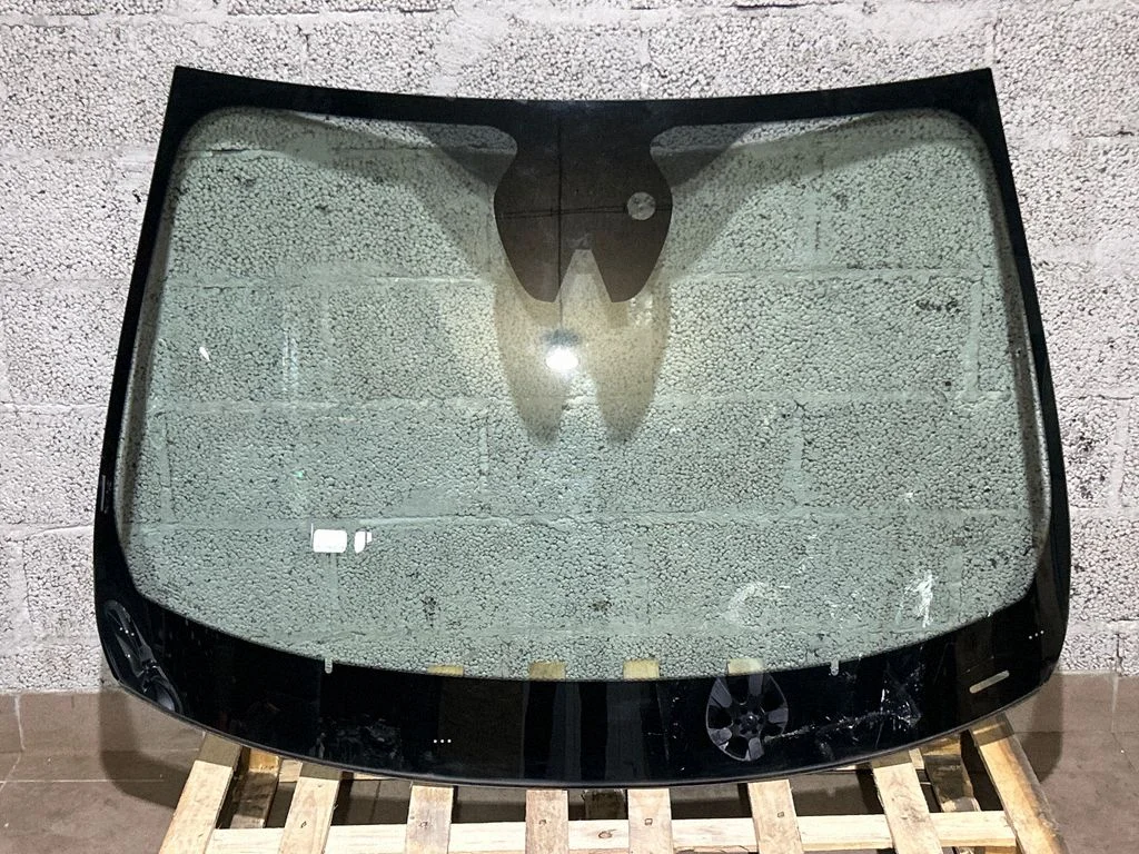 Front windscreen/windshield window E000200