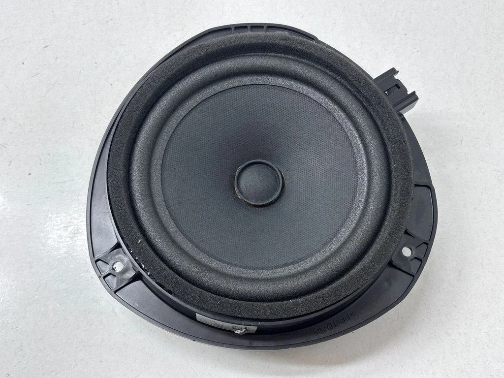 Skaļrunis (-ņi) aizmugurējās durvīs LB5T18808DB