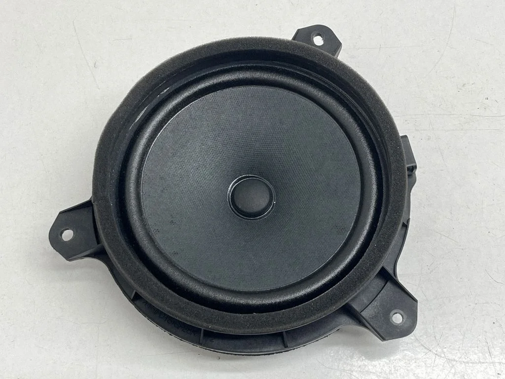Skaļrunis (-ņi) aizmugurējās durvīs 86301AN61A
