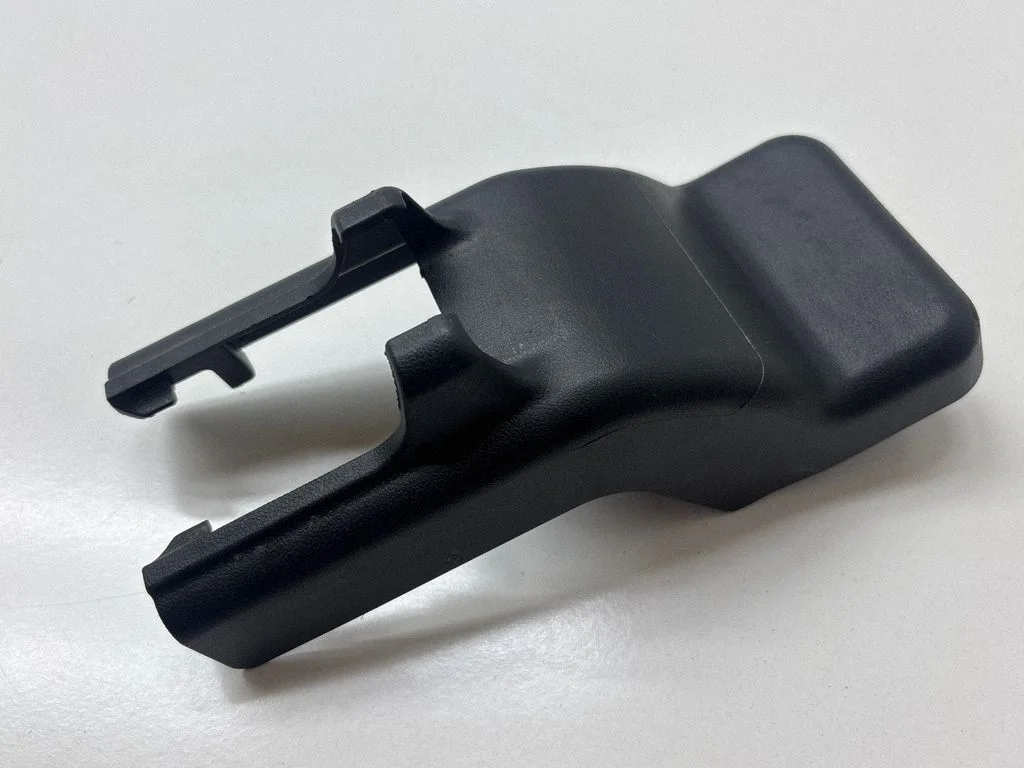 Front passenger seat rail trim 721570E050