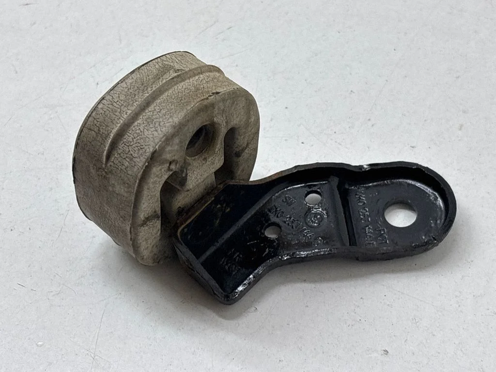 Muffler mount bracket/holder 2K0253144B