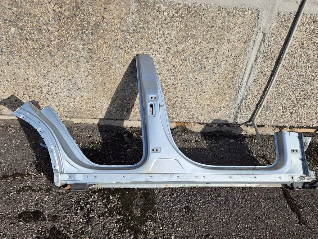 Front sill (body part) – right