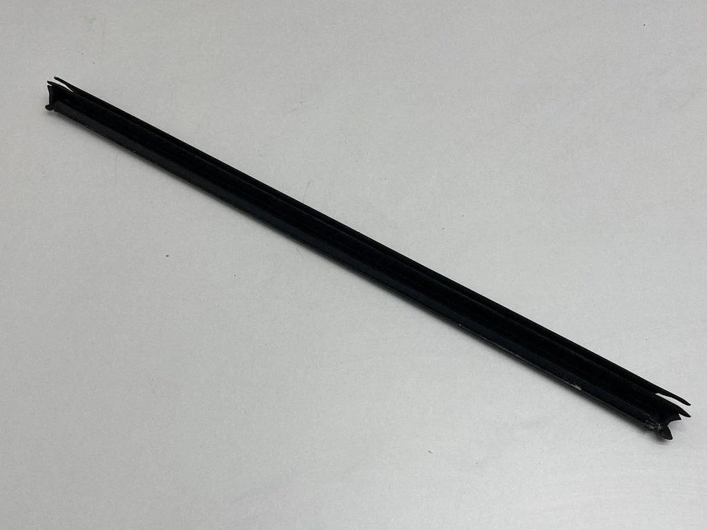 Aizmugurējā blīvgumija (pie stikla) 83A839479C