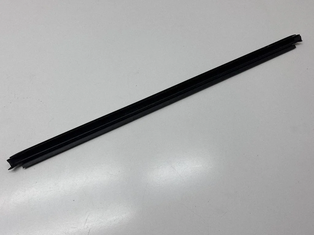 Rubber seal front door window/glass 7N0837479