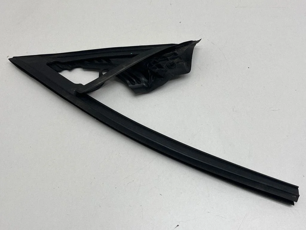 Rubber seal front door window/glass – Mercedes-Benz CLA-Class C117 X117 W117 (2013-2019)