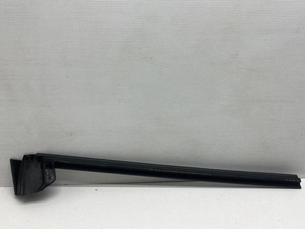 Rubber seal front door window/glass 109049500E