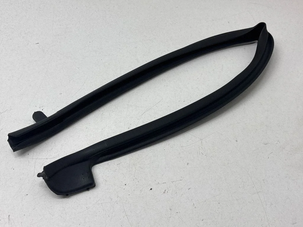 Rubber seal sliding door (on door) – Chrysler Pacifica (2017-)