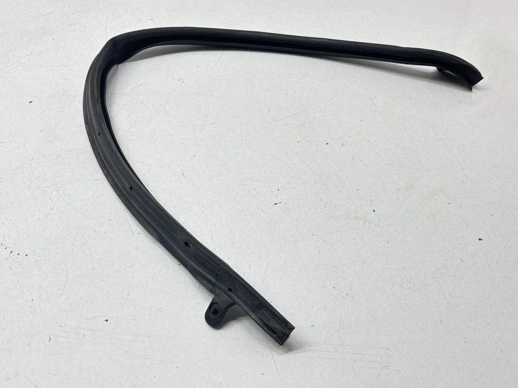 Rubber seal sliding door (on door) – Chrysler Pacifica (2017-)