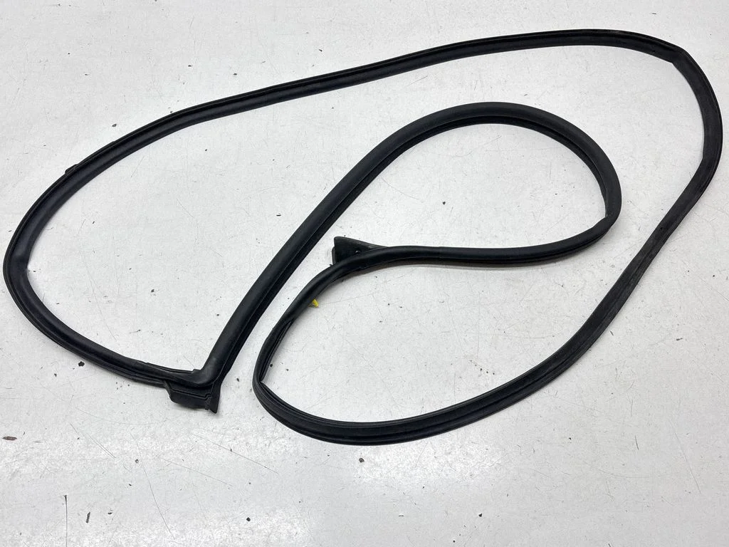 Rubber seal front door (on door) – front right
