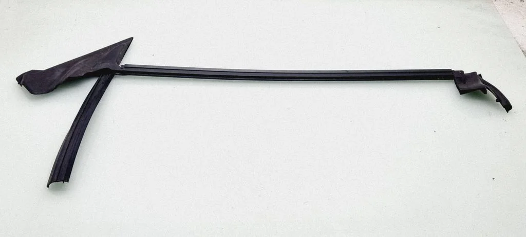 Rubber seal front coupe door A2057200415