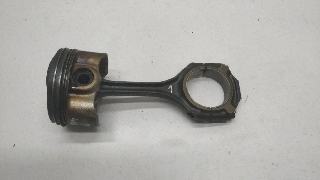 Piston with connecting rod