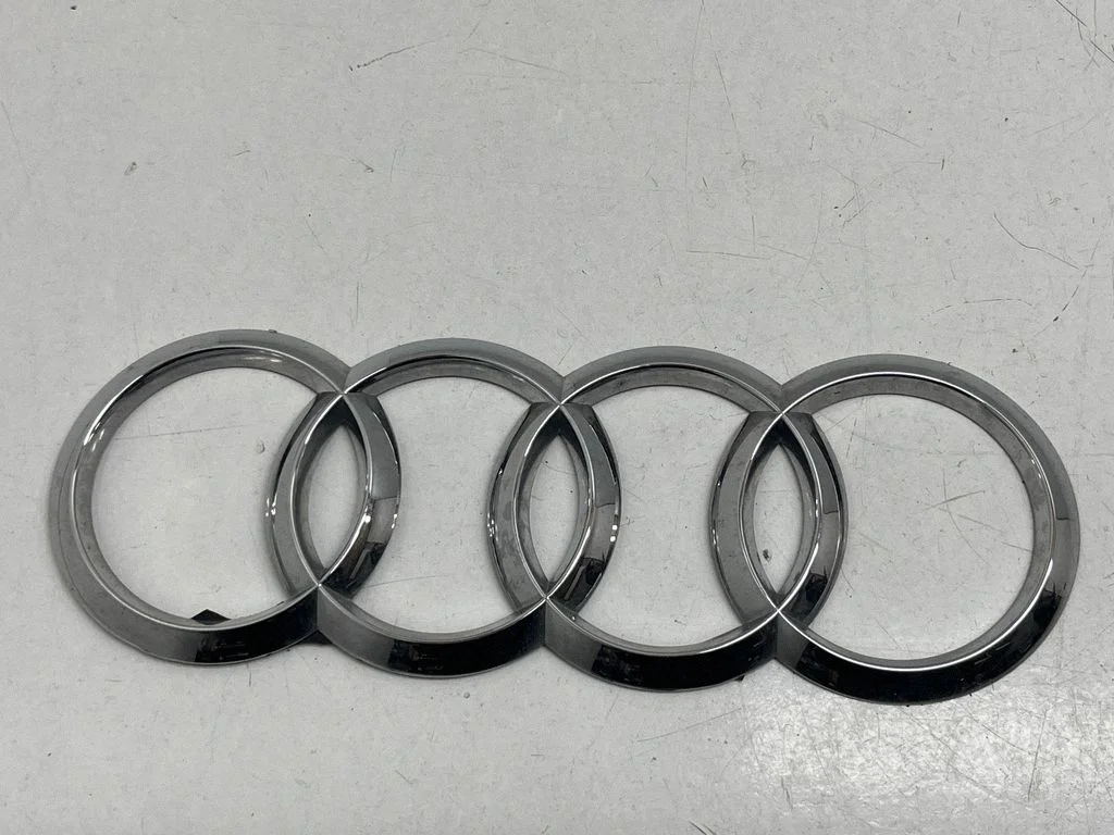 Emblemat producenta / oznaczenie modelu – tył
