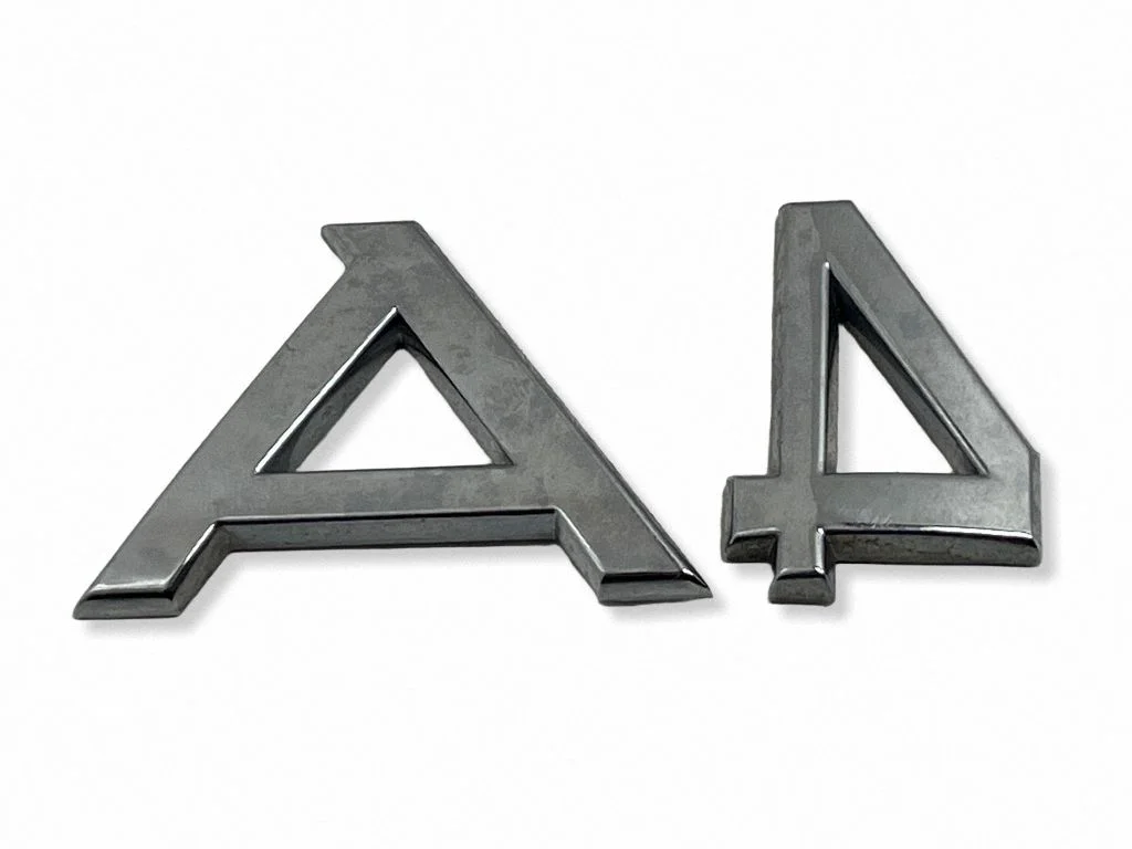 Emblemat producenta / oznaczenie modelu