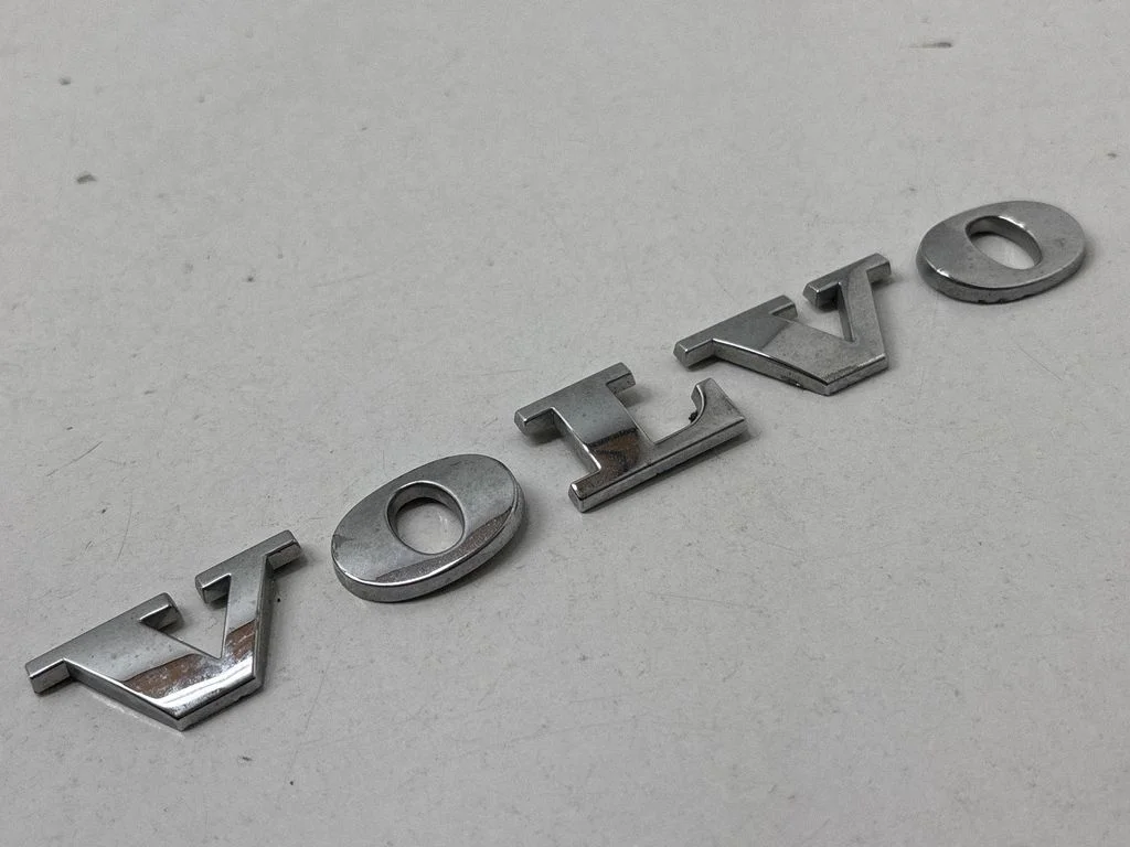 Manufacturers badge/model letters – rear