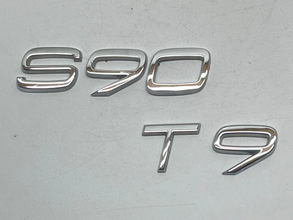 Manufacturers badge/model letters – rear