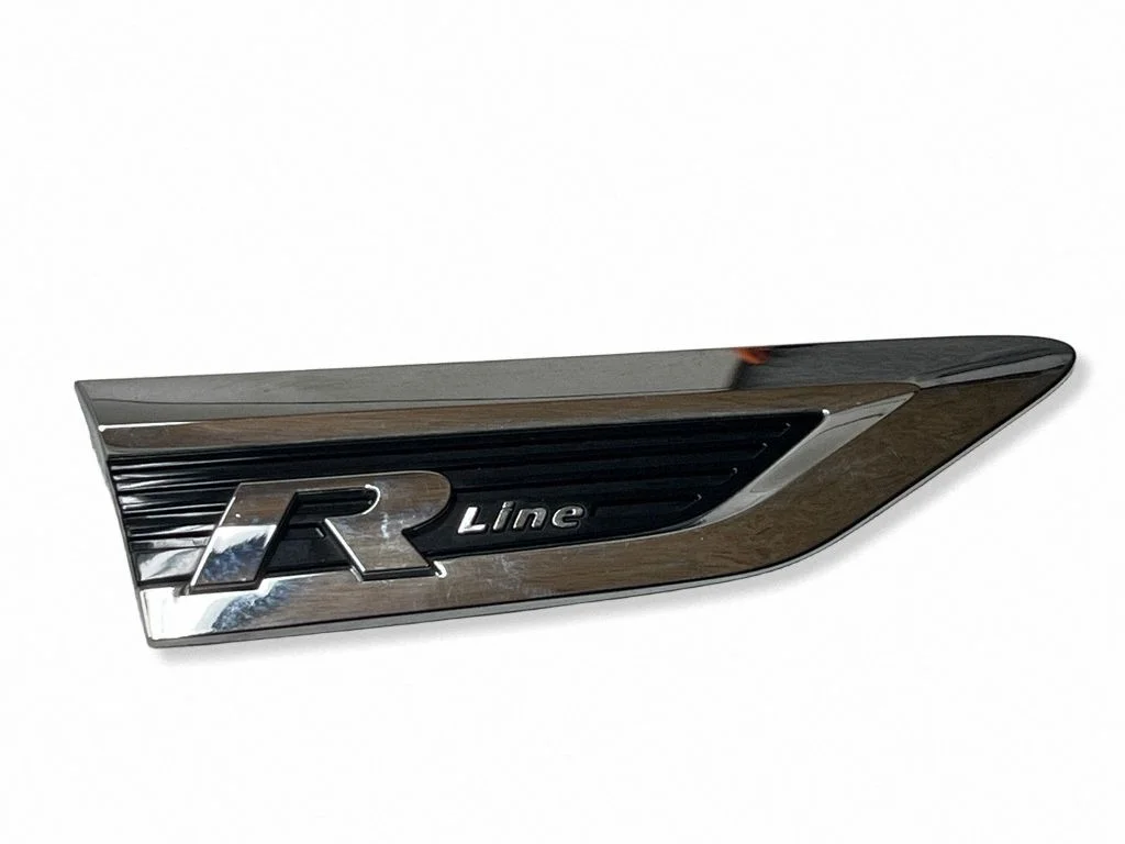 Fender trim (molding) – front right