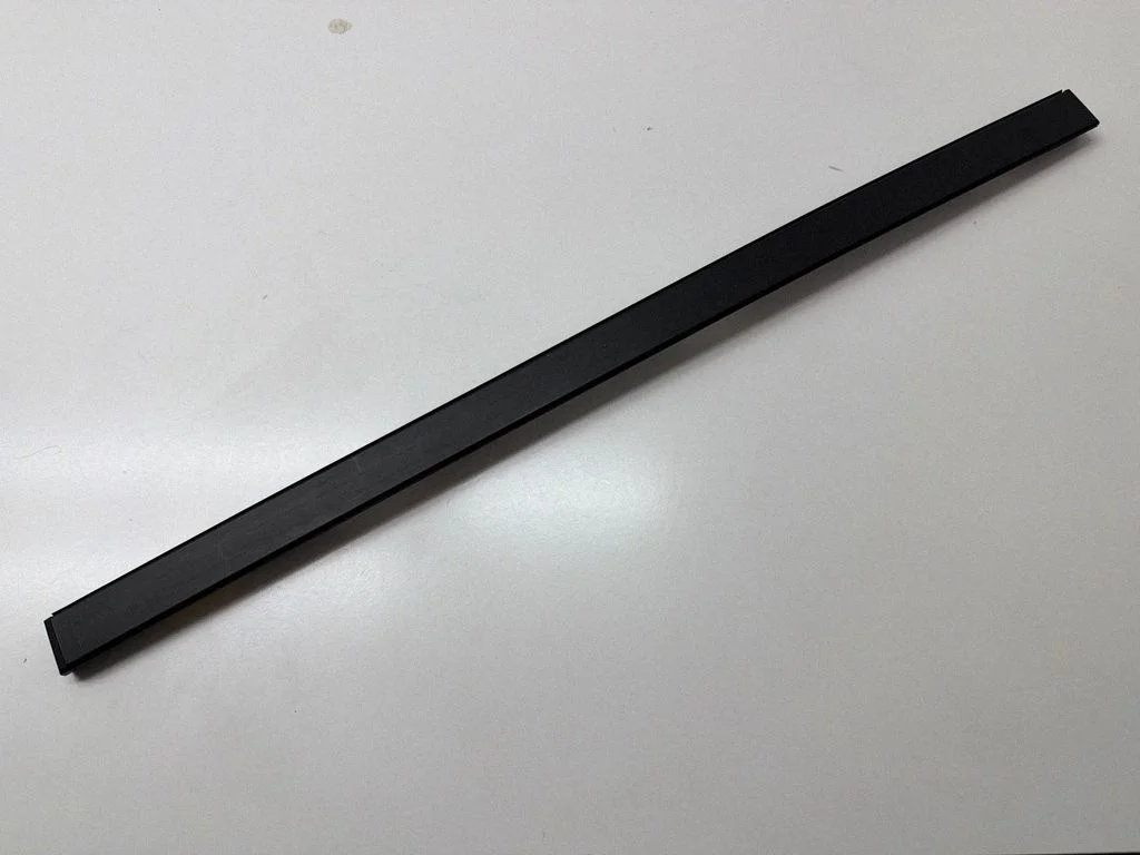 Jumta apdares līste „moldings" – kreisā